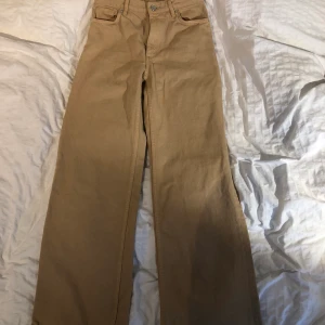 Monki byxor str:26 - Ett par beiga jeans som är köpta från monki och är använda ungefär två gånger. I väldigt fint skick. Inga fläckar eller fel. Köpt för 400kr och säljer för 200kr. Pris kan diskuteras.