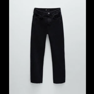 Jeans  - Jeans från zara, använda några gånger men är som nya💖😊