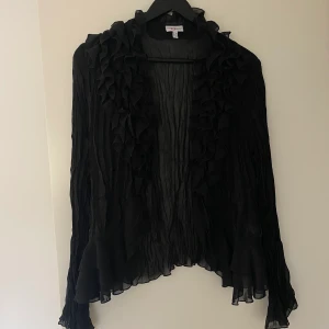 Volangblus FRI FRAKT - Svart lätt transparent unik blus med volanger. Utmärkt skick. Köpt på secondhand i Kalifornien😊Fri frakt! 