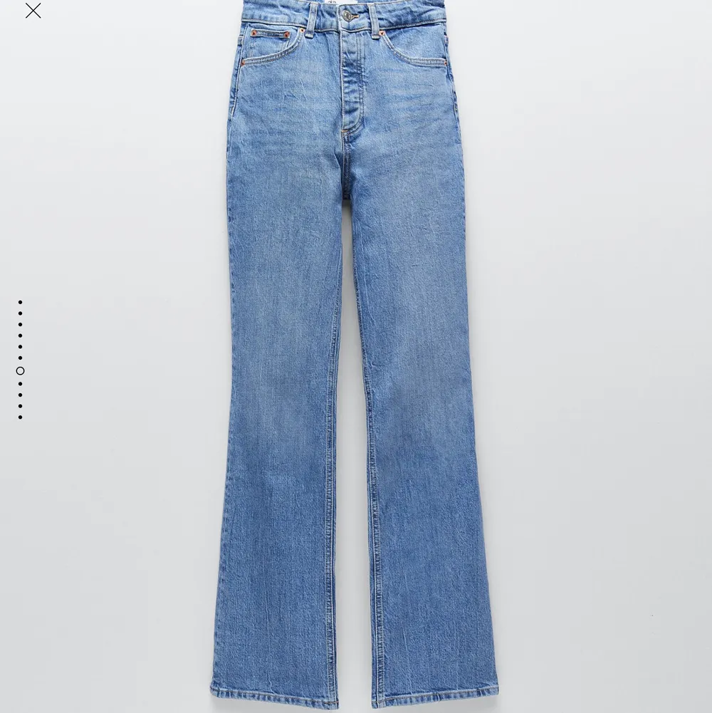 Super snygga och perfekta nu till hösten💜 passar för de som är runt 165-175 💞 aldrig använda, ny pris 399🤍. Jeans & Byxor.
