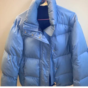 Blå vinter jacka - En jättehärligt och varm vinterjacka i den snyggaste färgen, färgen är som på första bilden. Jackan är super skön och en perfekt vinterjacka. Original pris 1750 från arket. Högsta bud 1050
