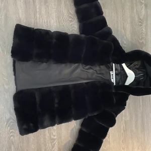 Fluff jacka  - Säljer denna fluff jacka aldrig andvänd då den va för liten för mig ❤️ köptes för 800kr , säljs för 210 + frakt som du står för ❤️ det är ett litet hål på jackan därför vid pälsen men syns inte alls ❤️storlek S , jackan i sig är super duper len men det är fuskpäls , ❤️ jag är ganska kort 158 isch och den går under rumpan på mig ❤️