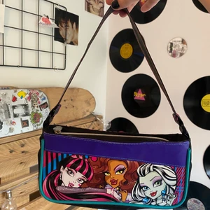 Monster high handväska - Super cool monster high vädka!! Nytt skick. Älskar den men säljer då jag har för mycket väskor och är desperat för pengar. 50 kr plus 44 kr frakt. 💕