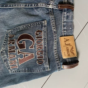 Armani jeans - Budet ligger just nu på 350 kr och avslutas kl18 ikväll. Säljer dessa skitsnygga raka armanijeans inköpa från humana! Använda två gånger och är något trådiga men i bra skick! Byxorna var avklippta när jag köpte dem med innerbensmåttet är 75cm. På mig sitter dem low-rise men de är dock något stora på mig som vanligtvis har st 36/38. Frakt tillkommer💖💖 skriv till mig för fler bilder!! 