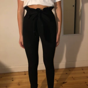 Kostymbyxor XS - Säljer ett par kostymbyxor med band runt midjan. Väldigt fint skick och söta byxor! Fraktkostnad tillkommer