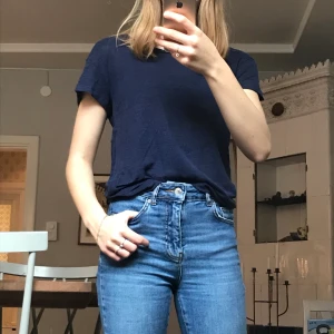Filippa K t-shirt - Filippa k t-shirt. Bra skick. Använd några gånger. Mjuk med aningen genomskinligt material.