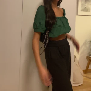 Grön fest top - Säljer denna jätte fina tröjan från h&m, behövs strykas annars jätte fint skick med prislapp kvar. Säljer för 50kr plus frakt på 63kr🤝💖