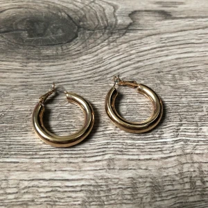 Guldiga creoler, endast testade - Superfina guldiga cleroler som endast är testade ✨ 50 kr