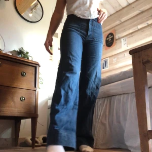 Jeans  - Så sköna jeans!! Sitter supersnyggt och faller fint över skorna💕