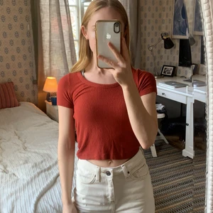 Rostfärgad T-shirt  - Rostfärgad T-shirt från Bikbok i XS 🧡 Lätt ribbad med en cropped fit. Sparsamt använd 😇