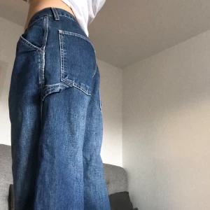 Baggy Levi’s W32 - gratis frakt! - Baggy snickarbyxor från Levis i strl W32, modell 673. Är för stora för mig som oftast har storlek 34/36 i jeans. Beninnerlängd 70 cm (mätt från grenen).  💙Gratis frakt!💙