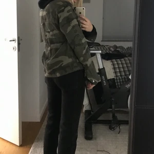 Snygg jacka! - En snygg och väldigt skön jacka till alla typer av väder, den är köpt på Rails❤️ köpte den för 700 kroner, buda gärna ifrån 300