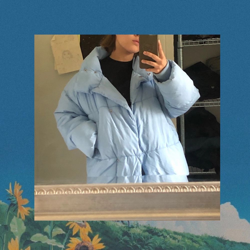 Suuuper mysig härlig och varm pufferjacket som funkar utmärkt nu mot kallare dagar, säljer då den inte längre är min stil men annars hade jag kunnat leva ut i den. Den har några små fläckar som knappt syns men kan skicka mer bilder om önskas. Ursprungspris 600. Köparen står för frakten. Jackor.