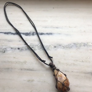 Citrin halsband  - Handgjort makramé halsband! Gjord med vaxad bomullstråd och Citrin! Bandet är även justerbart. Skriv till mig privat om du har frågor  🌞 (fraktkostnad: 11kr) 