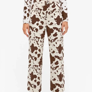 Slutsålda monki cowprint-jeans - Helt oanvända i strl 44 med prislappen kvar, säljer dom pga att de är små i storleken. Skulle säga att den passar bättre strl 40-42 beronde på hur man vill att de ska sitta! Nypris 300kr så buda från 220 🥰