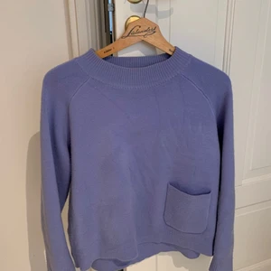 Stickad tröja  - Finstickad tröja i babyblå färg från Carin Wester. Snygg boxig modell 