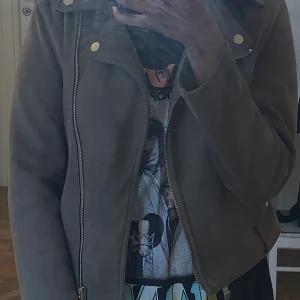 Mockajacka - Från Primark. Använd enbart ett fåtal gånger. Jättefin men kommer inte till någon användning. Köparen står för frakt, men jag kan även mötas upp 💋 Kan tänka mig att sänka priset vid snabbaffär!