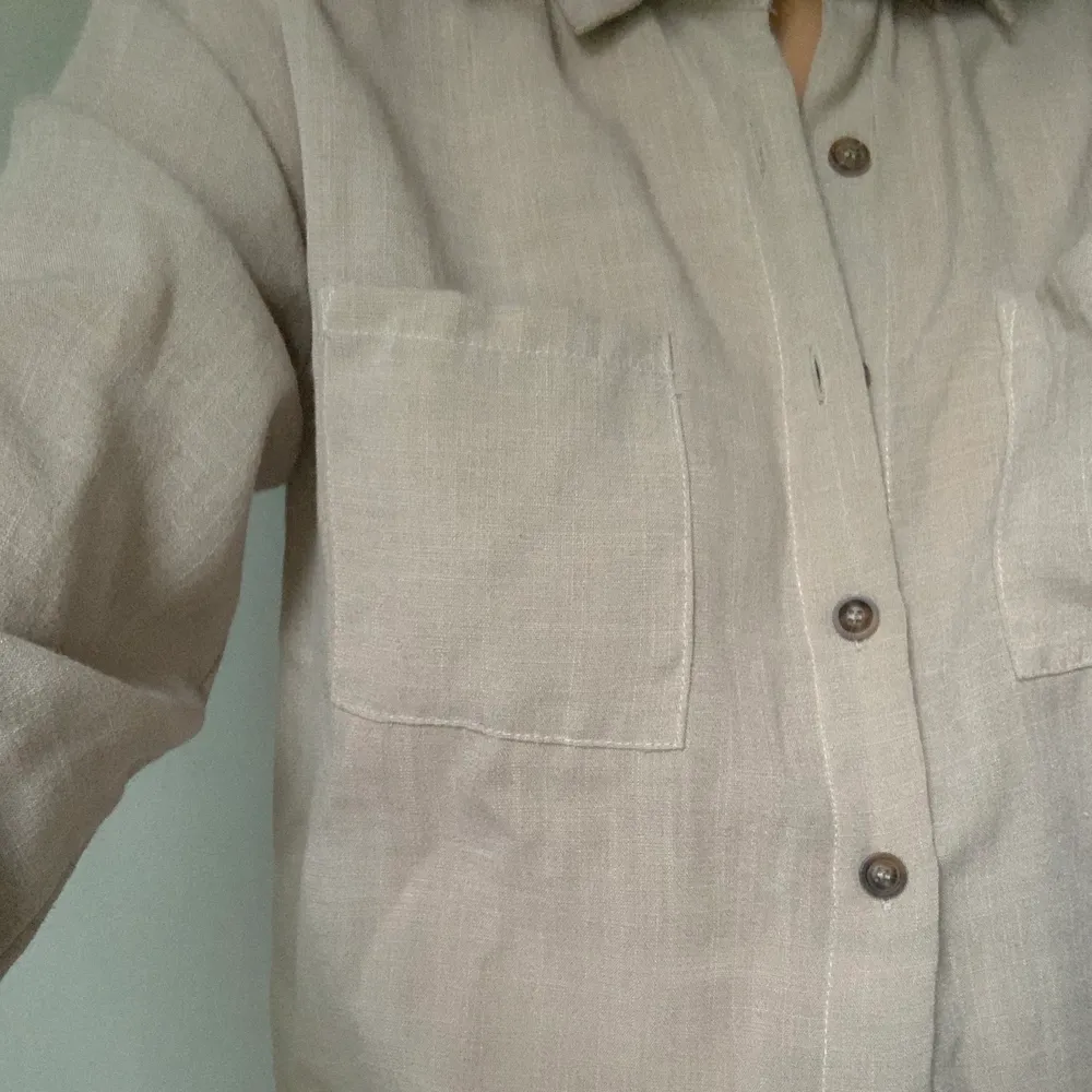 Beige/brun skjorta från Nasty Gal använd fåtal gånger. . Skjortor.