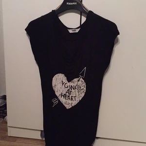  - En svart tunika med vitt på, använd ett fåtal gånger
89kr + frakt
(Kan få paketpris vid fler köp av mina kläder)
