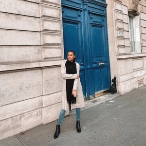 Beige kappa ZARA - En neutral beige tunnare kappa, 1 år gammal. Ser inte använd ut. Storlek xs passar även s. Meddela om du vill få det skickat - köparen står för frakt