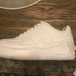 Nike air Force 1 - Min systers air force. Köpta för 1200, köpte dem till henne i present och dem är för små för henne.