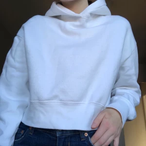 Vit hoodie - Säljer denna vita hoodie från Zara som är lite kortare än ”vanliga” hoodies! Superskön och passar till allt! Storlek SMALL och säljer för 30kr + frakt (kan mötas upp i Stockholm). Pris kan diskuteras, så buda privat! 🤍🤍✨