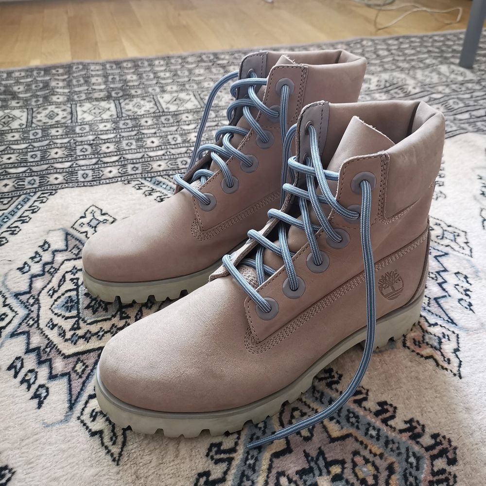 Fantastisk fina Timberland Boots i storlek 39. Helt nya aldrig använda endast provade hemma. Självklart äkta, köpt på Dubai flygplats hösten 2018 men lite för smala för mig tyvärr. Storlek 39, men lite små i storlek och sitter som 38.5. Snygg beige färg som inte finns att köpa längre! Nypris 1,999 kr ! Original box har jag tyvärr slängt. . Skor.