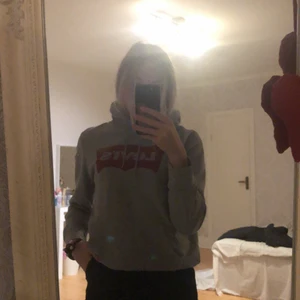 Levis hoodie - Hej! Jag säljer denna hoodie i med att den aldrig kommer till användning. Köparen står för frakten. Storlek S, unisex. Säljs för 150kr, pris kn diskuteras vid snabb affär💞
