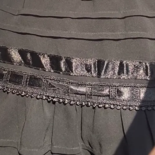asgullig kjol med spets-detaljer, går att justera litegrann, jättefin och har inga defekter! älskar den men får knappt någon användning av den tyvärr :/ . Kjolar.