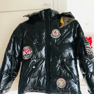 Finaste Moncler dunjacka XL i barnstrl - Superfin svart Moncler Dunjacka strl XL i barnstorlek, nyskick 2000.-