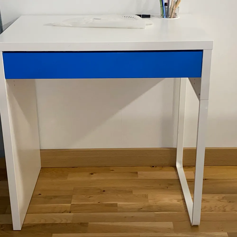 Säljer ett skriv/sminkbord funkar för både och. Har haft den i snart ett år nu men är nästan aldrig där och använder utan den sitter ba kvar där. Köptes från Ikea, om du är intresserad är det bara att höra dig.:). Övrigt.