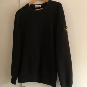 Stone Island crewneck  - Säljer min svarta Stone Island crewneck i size Small, sitter lite större imo. Skick 7-8/10, bara general wear, inge flaws eller liknande. 1000 kr och köparen betalar frakt. Fler Bilder och qr kod kan fås privat