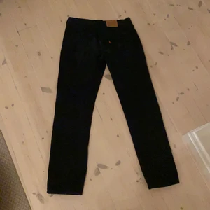 Levis 501 jeans svart - Snygga Levis 501 bra skick svarta säljes. W36 L34. Funkar också för W34. Köpare står för frakt. Kontakta vid frågor!