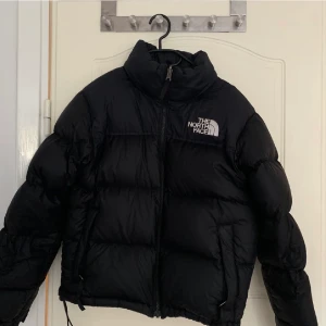THE NORTH FACE jacka! - Superfin jacka från THE NORTH FACE, använd cirka 6  gånger, väldigt bra skick, nypris 2335, startbud 1200! Högsta budet: 1750