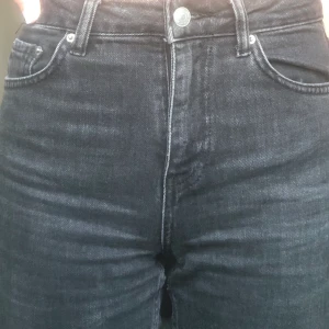 Svarta jeans - Ser smutsiga ut men tvättad innan ni får dom! FRAKT INGÅR INTE I PRISET!