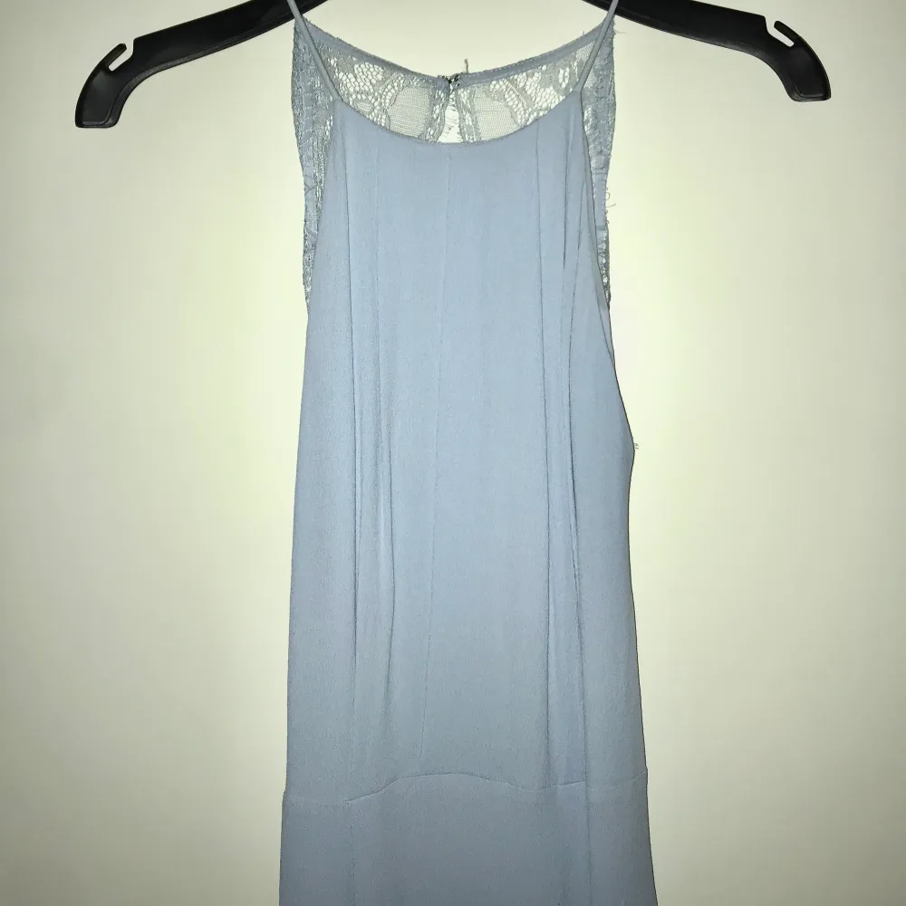 Säljer min fina balklänning i ljusblått strl XS-S från Samsoe & Samsoe. Använd en kväll och kemtvättad efter det. Köpt för ca 1800. Jag är 165cm och har 10 cm klackar på bilden . Klänningar.