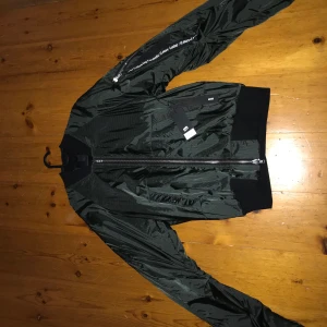 Odeur bomber jacket storlek XS  - Köpt för 4300 kr storlek XS. Aldrig använd tagsen är kvar.
