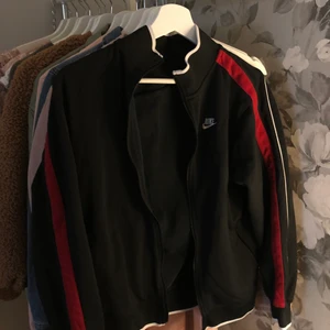 Nike Zip Sweater - Riktigt cool Nike zip tröja men snygga detaljer! Rätt så oanvänd så är i väldigt bra skick😊 är i barnstrl XL, så passar en S/M, beroende på hur man vill att den ska sitta🥰 130kr+frakt eller bud!