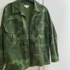 Säljer en militärmönstrad jeansjacka från topshop. Storlek 36-38. Fint skick/använd cirka 5 gånger. Frakt tillkommer!!!!! KÖPT ÄR KÖPT, INGEN ÅNGERRÄTT!!!!!!