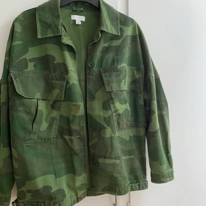 Jeansjacka  - Säljer en militärmönstrad jeansjacka från topshop. Storlek 36-38. Fint skick/använd cirka 5 gånger. Frakt tillkommer!!!!! KÖPT ÄR KÖPT, INGEN ÅNGERRÄTT!!!!!!