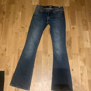 Säljer dessa snygga vida jeans ifrån crocker då dom är för små för mig. Strl 25W 31L
