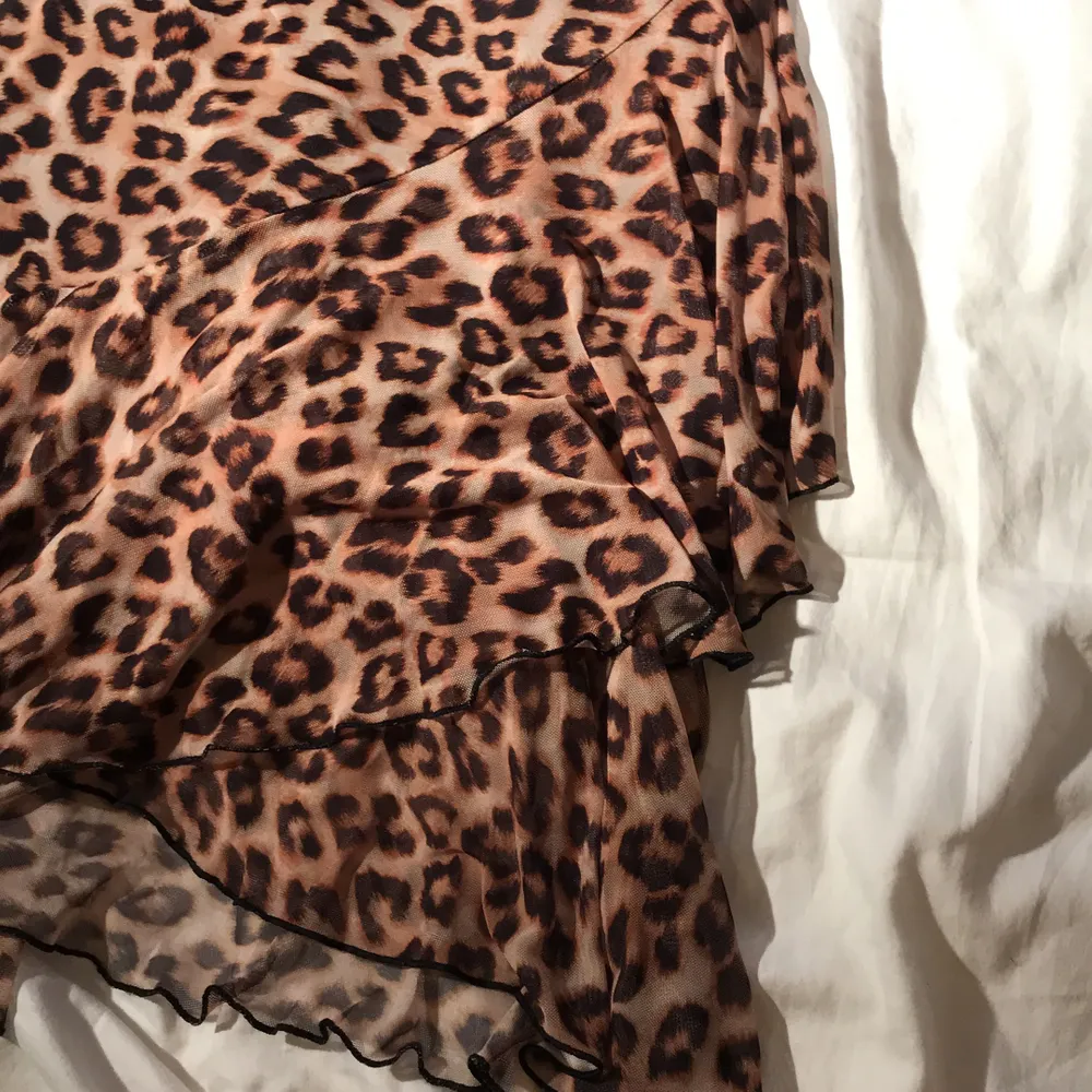 Lång kjol i leopard mönster använd 1 gång. Kjolar.