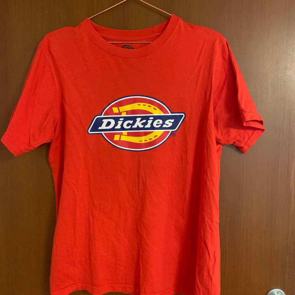 Sparsamt använd t-shirt från dickies i unisex. T-shirts.