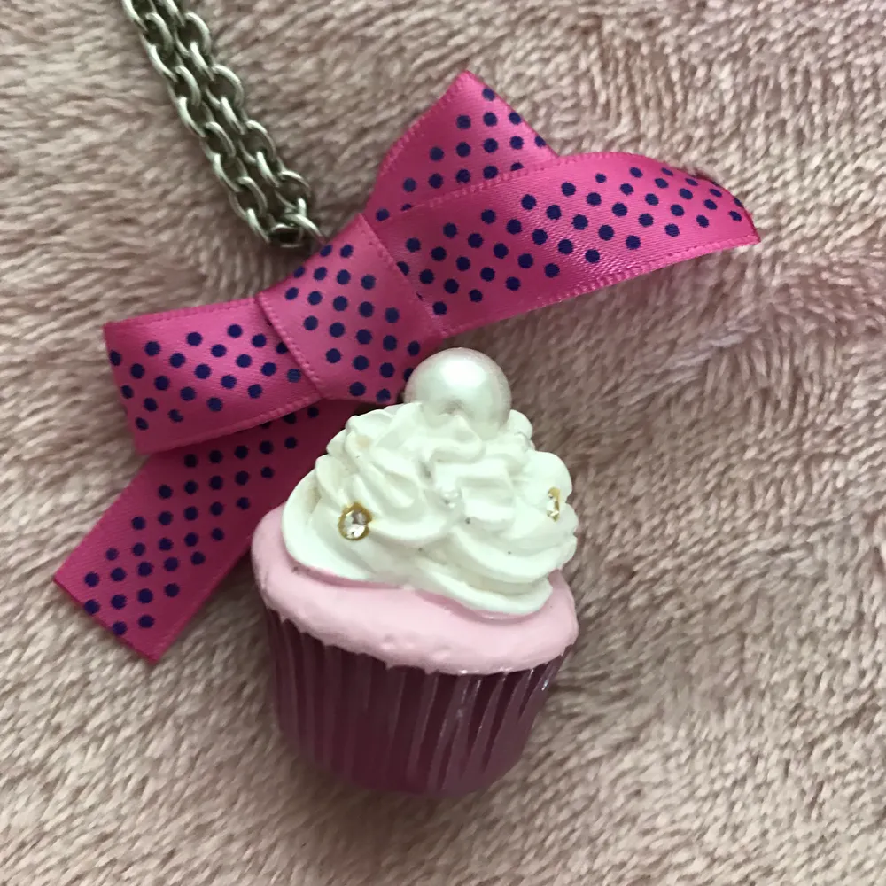 Ett långt halsband med en stor rosa cupcake på 😍 Cupcaken är ca 5-6 cm hög och har en rosa rosett kring sig 💕💗 Supersöt, fint skick, väldigt Lolita ✨ . Accessoarer.