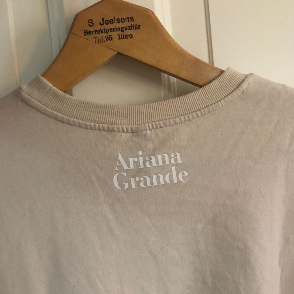 Superfin beige tröja med Ariana Grande, Sweetner Tour merch x H&M. Storlek small. Fint skick, har en pytteliten fläck på nederkant, se bild! 💕. Tröjor & Koftor.