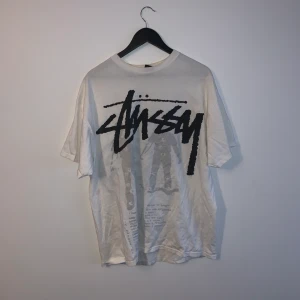 Stüssy t-shirt - Skitnice stüssy t-shirt i xl, köpt på pearl second hand för 700 kronor. Perfekt skick och den är reverseable om man vill!