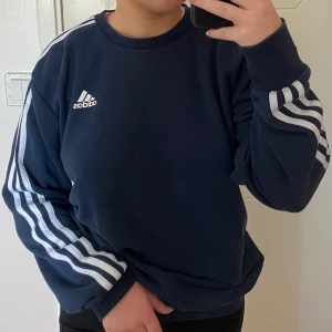Adidas sweatshirt - Blå sweatshirt från adidas, storlek S men skulle även passa XS och M beroende på vilken fit man vill ha!