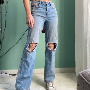 Säljer dessa ljusa, slitna jeans från &other stories.💜 Stl 26 (Jag är 170cm och bär vanligen stl S/36) Klippt upp hålen lite mer än originalet men annars så gott som nya!✂️originalpris: ca 800kr. Buda i kommentarerna och skriv för extra mått!
