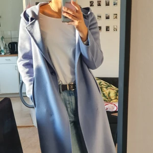 Stilig blå kappa!💎 - Säljer en av mina favoriter kappor nu under hösten pga att jag har alldeles för många kappor! Denna fina blå kappan är i 100% ull och är i nyskick då jag använt den sparsamt och har kemtvätten dem 1 gång❤ Storleken står XL men den är absolut inte så stor, jag har vanligtvis S-M moch den passar mig perfekt🌟 Fler bilder kan skickas!😊