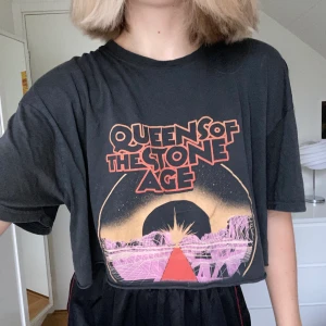 Croppad queens of the stone age t-shirt  - Croppad queens of the stone age t-shirt i mycket bra skick. Köpt på berska i Italien för två somrar sedan💕